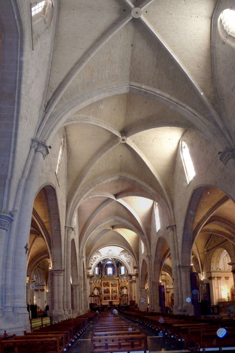 Looking at the length of the Cathedral of València.